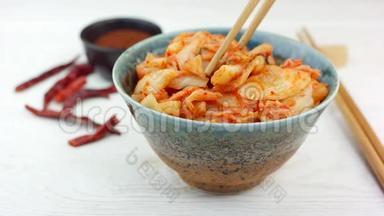传统的韩国卷心菜开胃菜泡菜在陶瓷碗里